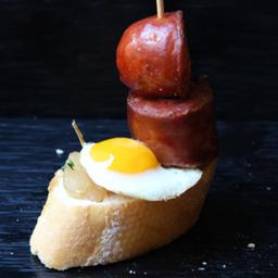 Chorizo picante con huevo de codorniz