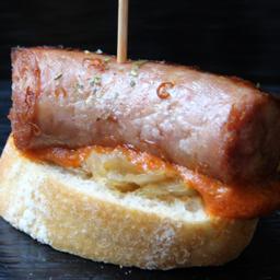 Butifarra con salsa romesco
