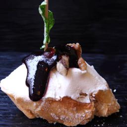 Queso crema con mermelada de arándanos