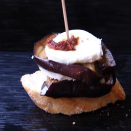 Berenjena con queso de cabra y tomate deshidratado