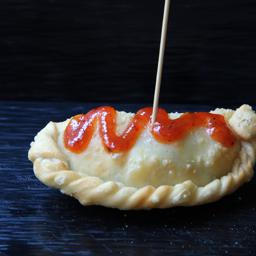 Empanadilla de brie con albahaca y confitura de tomate