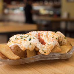 Patatas bravas con espuma de alioli y perlas picantes