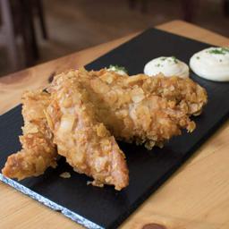 Fingers de pollo rebozados con patatas chips y salsa de mostaza y miel