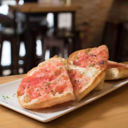Pan de coca con tomate