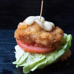 Pollo rebozado con patatas chips, tomate lechuga y salsa de miel y mostaza