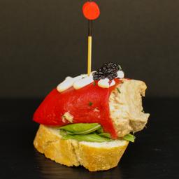 Pimiento del piquillo relleno de atún y mayonesa