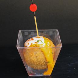 Bomba de patata rellena de carne