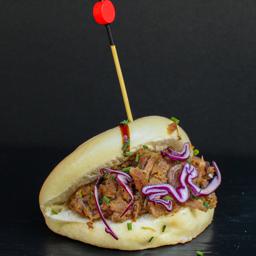 Carrillera cocida a baja temperatura sobre un esponjoso pan bao