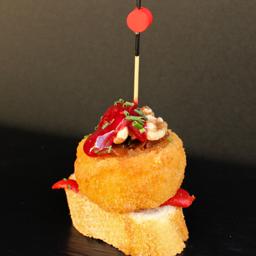 Medallón de queso camembert, con confitura de arándanos