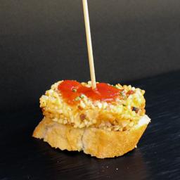Queso brie rebozado con cacahuetes y mermelada de tomate