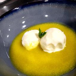 Sopa de piña con Helado de coco