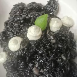 RISOTTO DE CHIPIRONES Y BERBERECHOS EN SU TINTA con Ali oli