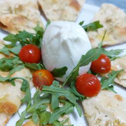 MOZZARELLA DI BUFALA CON FOCACCIA