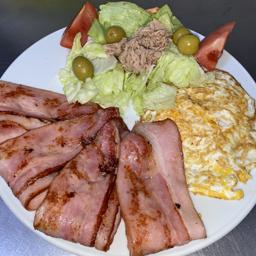 Beicon + huevo frito + ensalada 