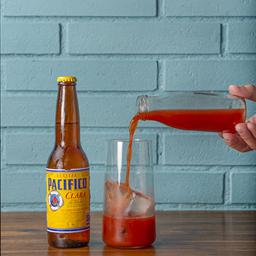 Michelada con cerveza mexicana 