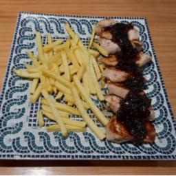 Rodaja de Pechuga con cebolla caramelizada al oporto.