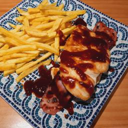 Milanesa de pollo con beicon y salsa barbacoa