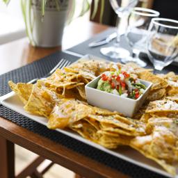 NACHOS con queso, guacamole y pico de gallo