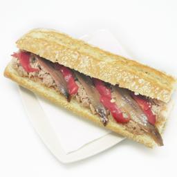 Atún con anchoas del Cantábrico y pimientos