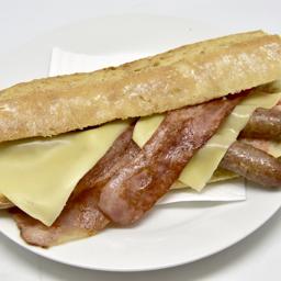 Salchichas, bacon y queso