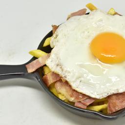 Patatas Joica (bacon, queso y huevo)
