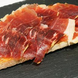 Tosta con tomate y jamón ibérco