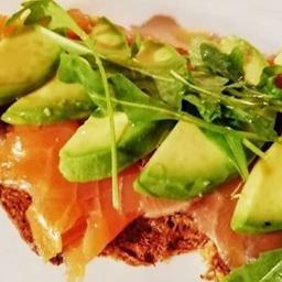 Tosta de salmón aguacate y queso crema