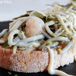 Tosta de Gulas y Gambas
