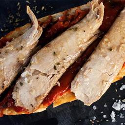 Tosta de ventresca de atún con pimiento de piquillo