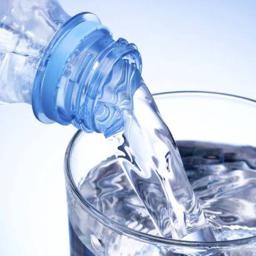 Agua mineral sin gas