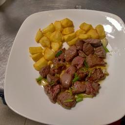 Solomillo con ajetes y patatas fritas