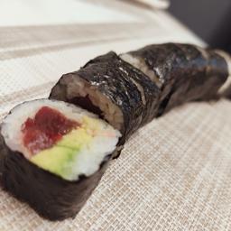 82-FOTOMAKI  ATUN CON AGUACATE