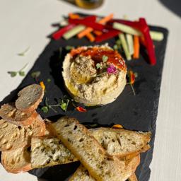 HUMMUS CASERO con crudités y tostaditas