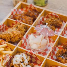 POLLO FRITO EN NUEVE CUADRADOS