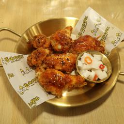 ALITAS O MUSLOS SIN HUESO CON SALSA DULCE Y PICANTE