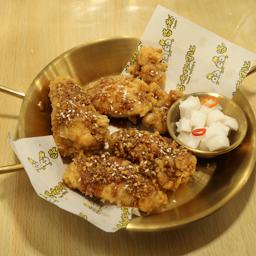 ALITAS O MUSLOS SIN HUESO CON SALSA DE AJO Y SOJA