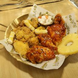 ALITAS O MUSLOS SIN HUESO CON DOS SALSAS