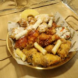 ALITAS O MUSLOS SIN HUESO CON TRES SALSAS