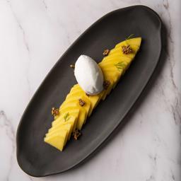 Mango, coco y palanqueta de sésamo 