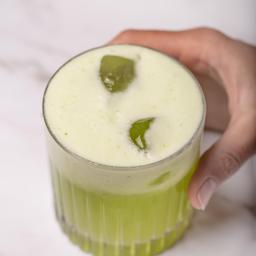 Agua de pepino, lima y menta 