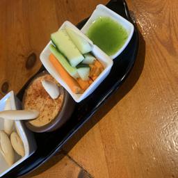 Hummus clásico con crudités