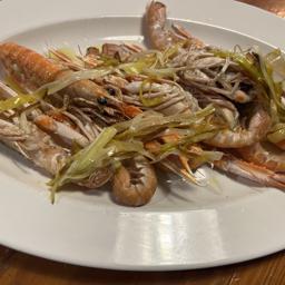 Cigalas de playa salteadas con ajetes