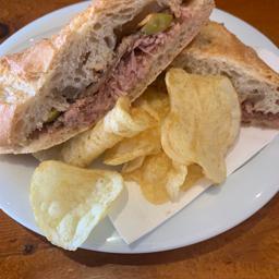 Anchoas, atún, olivas, rellenas