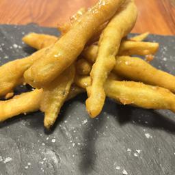 Berenjena en fina tempura bañada con miel