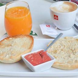 Tostada de tomate + café + zumo de naranja