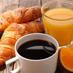 Croissant + café + zumo de naranja