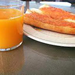 Tostada de tomate + zumo de naranja