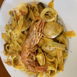 Noodles salteados con mariscos estilo asiatico 