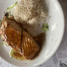 Salmón en salsa teriyaki acompañado de arroz blanco y verduras salteadas al Wok