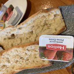 Tostada con mantequilla y mermelada